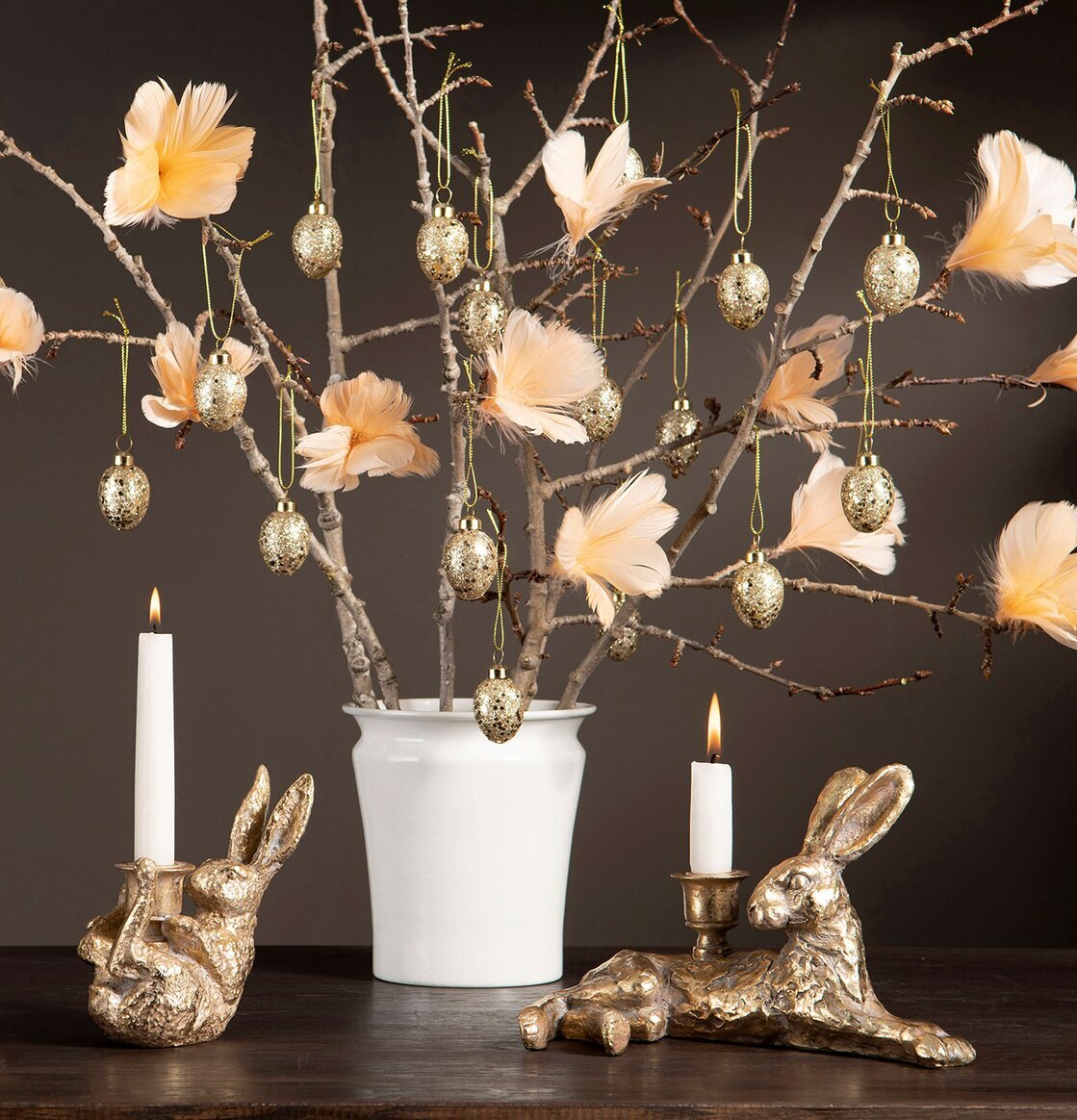 Ljusstake Hare Liggande från A Lot Decoration på ett bord