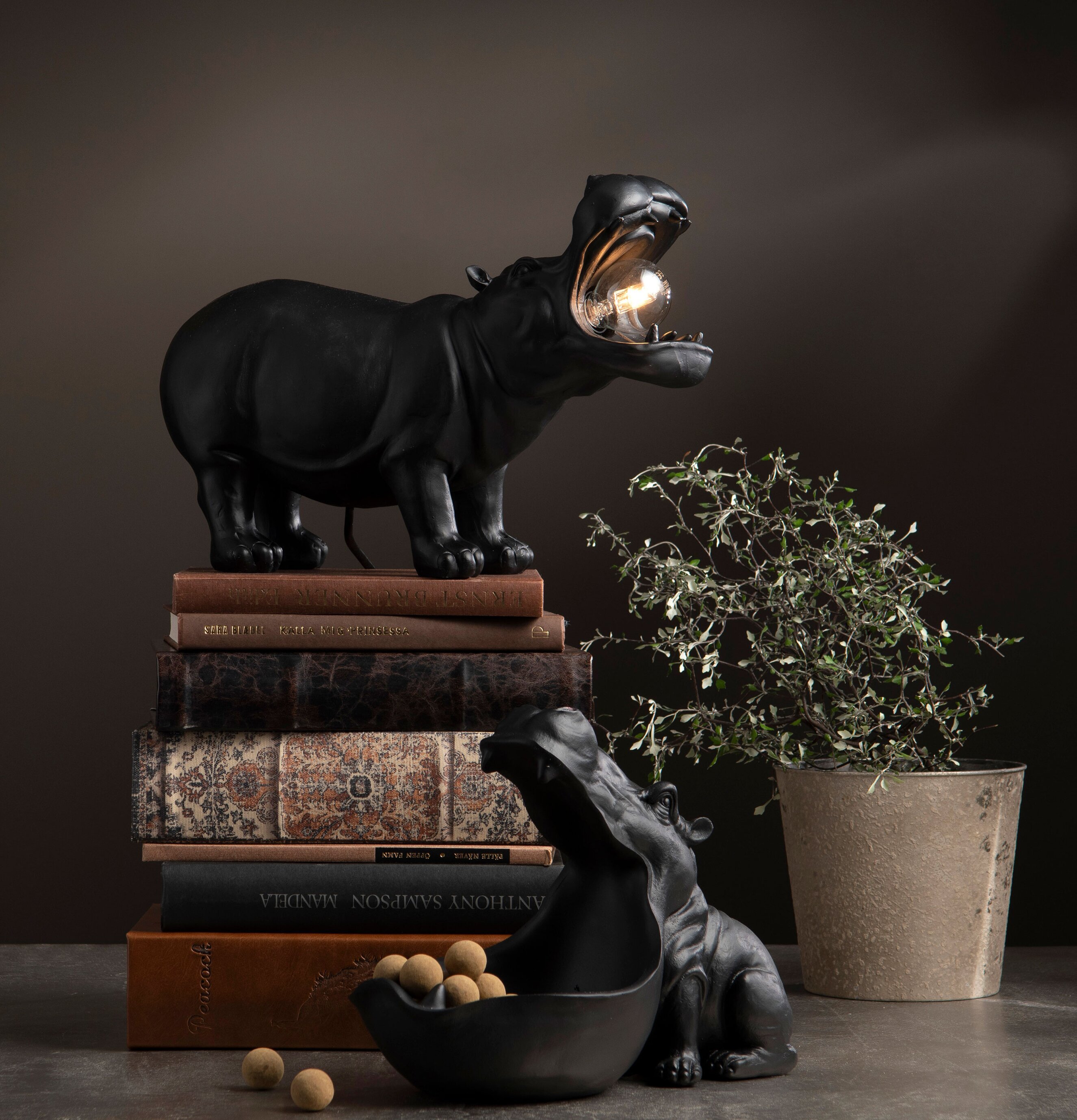 Lampa Flodhäst Svart från A Lot Decoration med böcker och växt