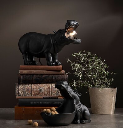 Lampa Flodhäst Svart från A Lot Decoration med böcker och växt