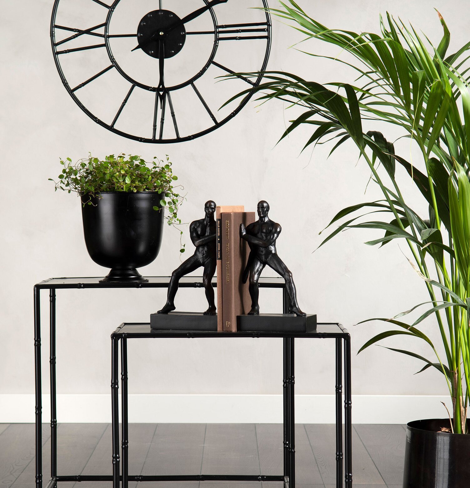 Bokstöd Män Svart Poly från A Lot Decoration på avlastningsbord