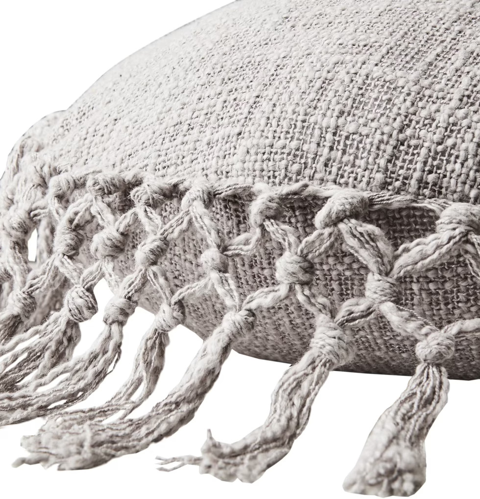 Kudde Fernando Ljusgrå från Affari med dekorativa fransar