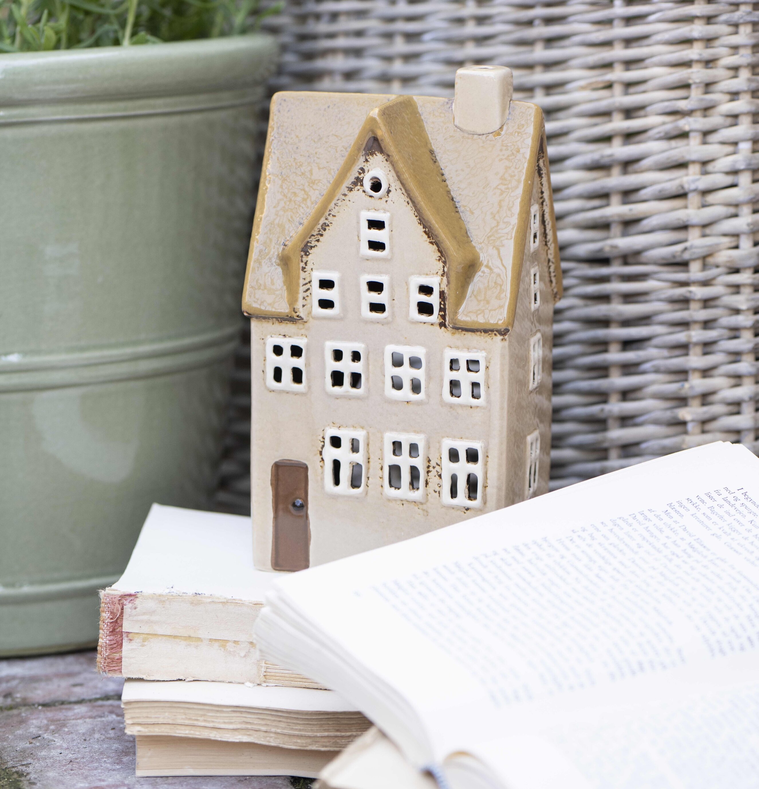 Bild av harmonisk inredning med ljuslykta och böcker