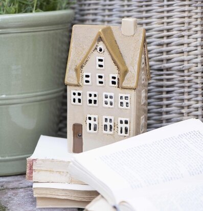 Bild av harmonisk inredning med ljuslykta och böcker