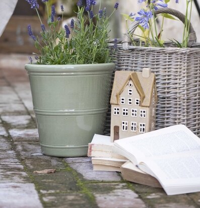 Foto av harmonisk uteplats med lavendel och keramik