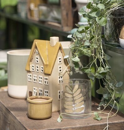 Bild av harmonisk inredning med keramik och växter