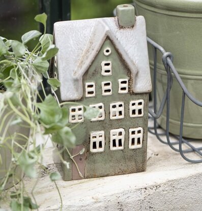 Bild av en dekorativ lykta i form av ett litet hus