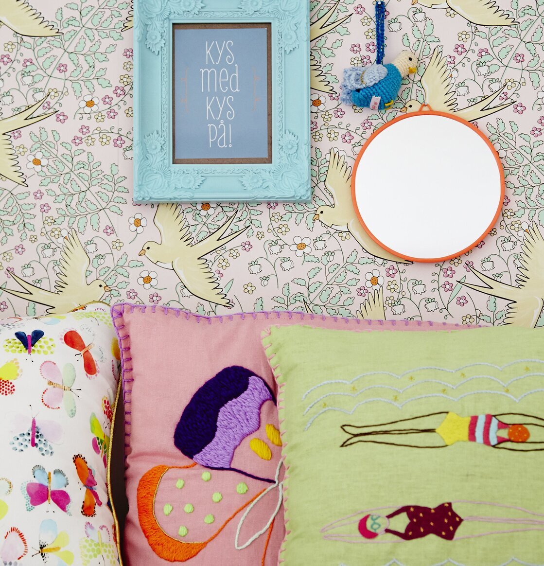 Fotoram 12 x 18 cm från Rice på dekorerad vägg med kuddar