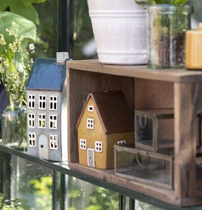 Bild av harmonisk inredning med miniatyrhus och växter