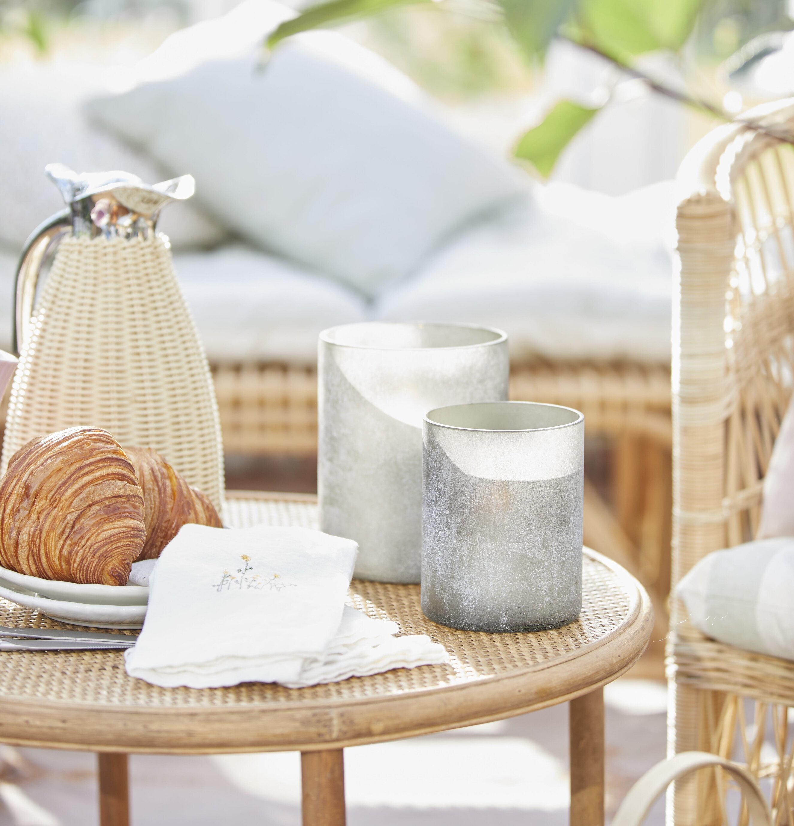 Bild av harmonisk inredning med ljus och naturtoner