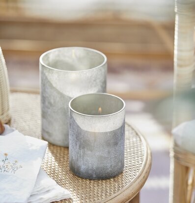 Bild av harmonisk inredning med ljus och naturmaterial