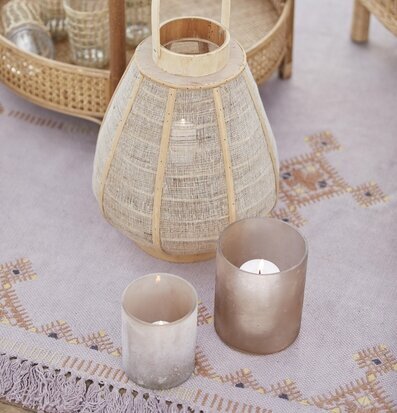 Bild av harmonisk inredning med ljuslyktor och rotting