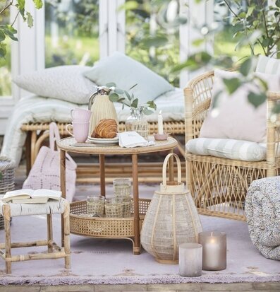 Bild av solig uteplats med rogivande atmosfär