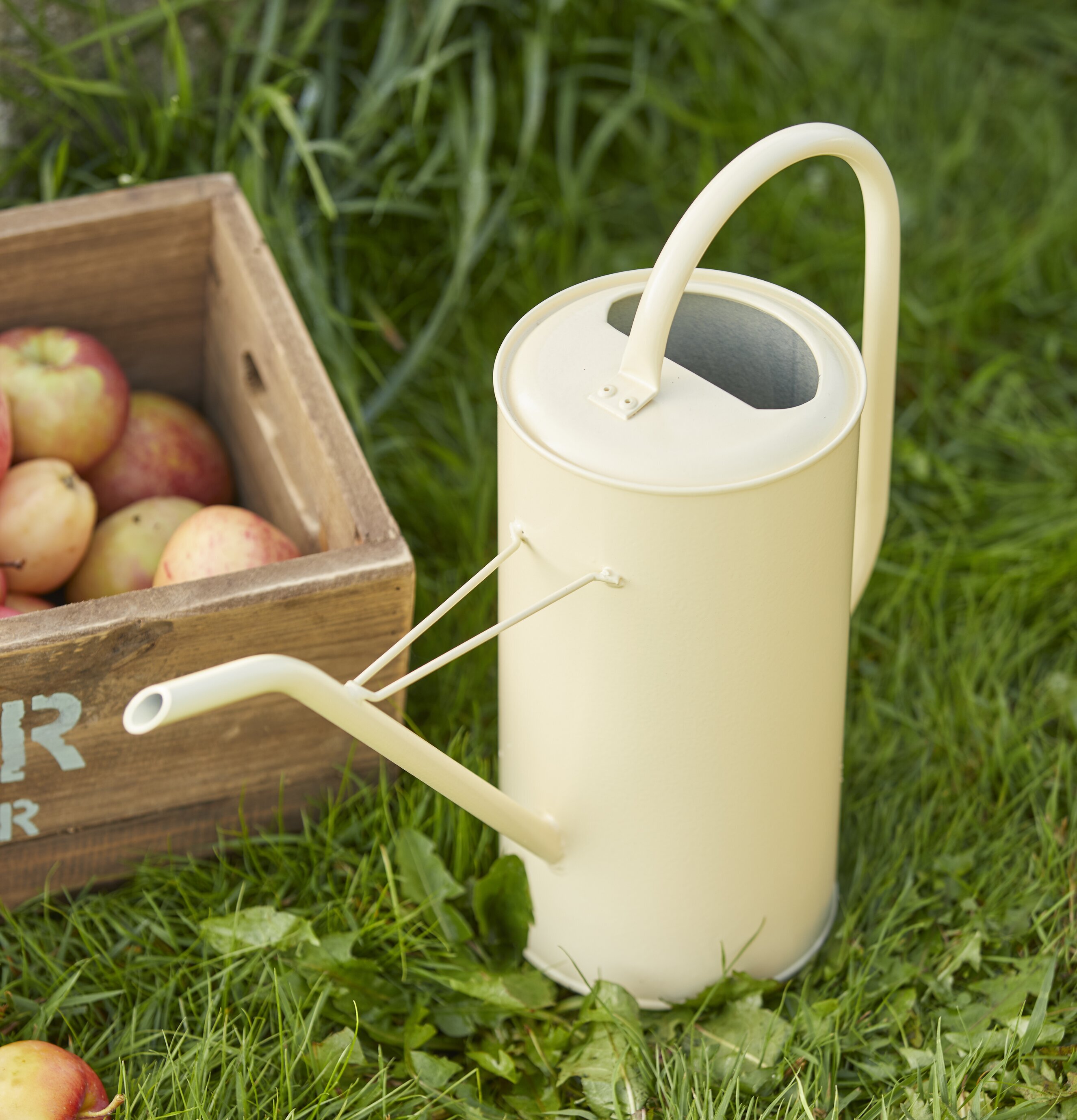 Vattenkanna Gul 2.7 Liter från IB Laursen i trädgårdsmiljö