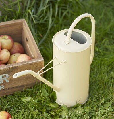 Vattenkanna Gul 2.7 Liter från IB Laursen i trädgårdsmiljö