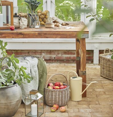 Vattenkanna Gul 2.7 Liter från IB Laursen i grön miljö