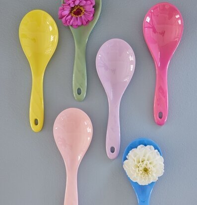 Salladssked - Flower Me Happy från Rice på grå bakgrund