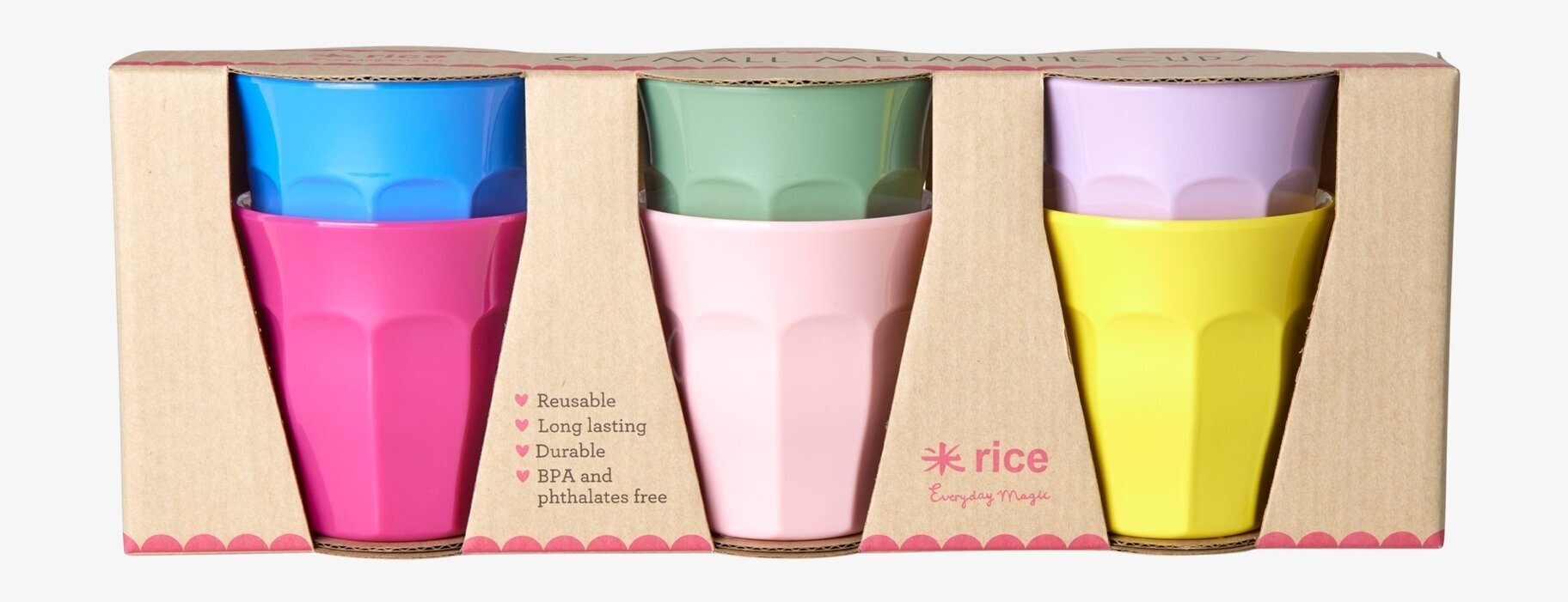 Foto av färgglada små muggar i livfull förpackning