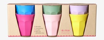 Foto av färgglada små muggar i livfull förpackning