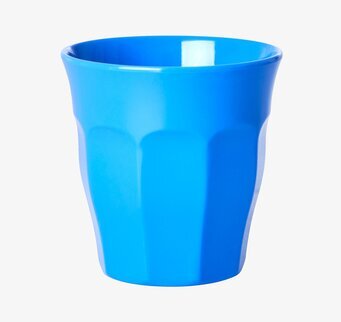 Foto av blå mugg med modern och stilren design