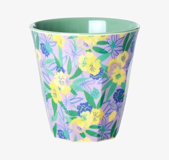 Foto av livfull mugg med blommönster och lavendellila