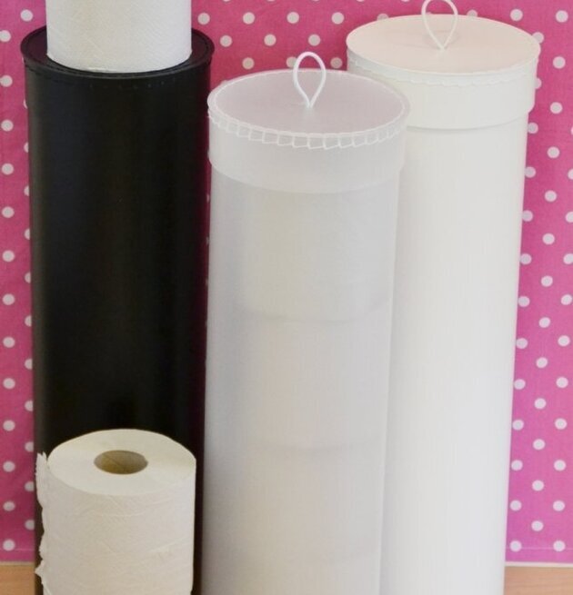 La Shelf Toarullebox Frostad i tre färger på prickig bakgrund