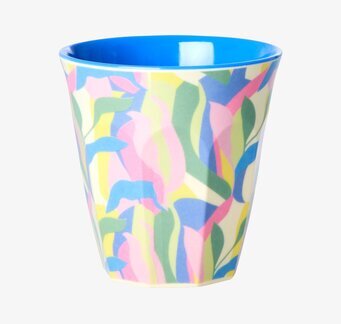 Bild av färgglad mugg med blomstrande mönster