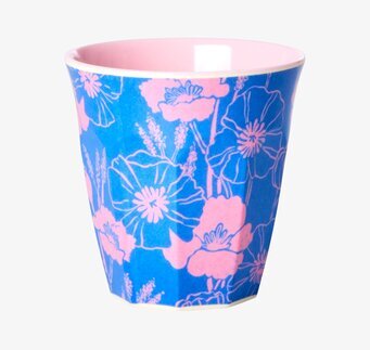 Bild av färgglad mugg med blommönster och rosa insida