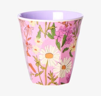 Foto av mugg med färgglatt blommönster och livfull design