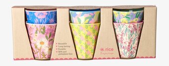 Bild av färgglada, mönstrade melaminmuggar i kartong