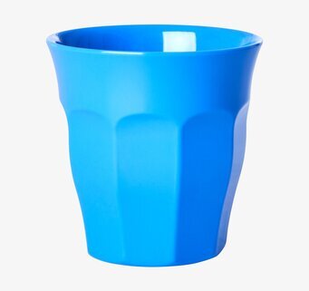 Bild av blå mugg med stilren och praktisk design