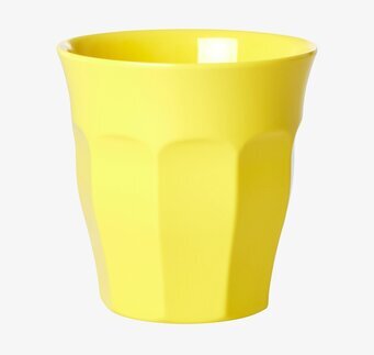Bild av gul mugg med räfflad design och glansig yta