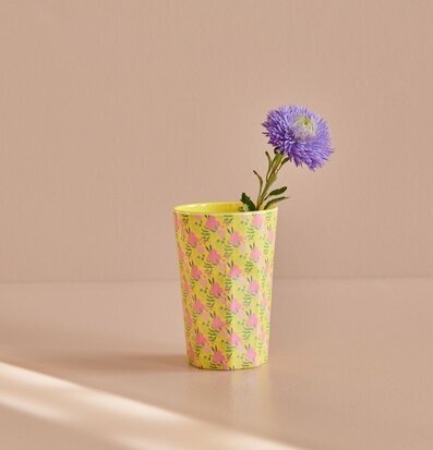 Bild av mugg med blommigt mönster i varma färger