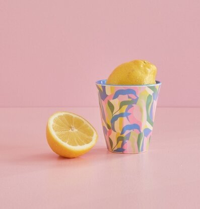 Bild av färgglad mugg med citroner på rosa bakgrund