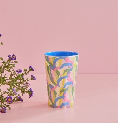 Bild av färgglad mugg med djungelmönster och blommor