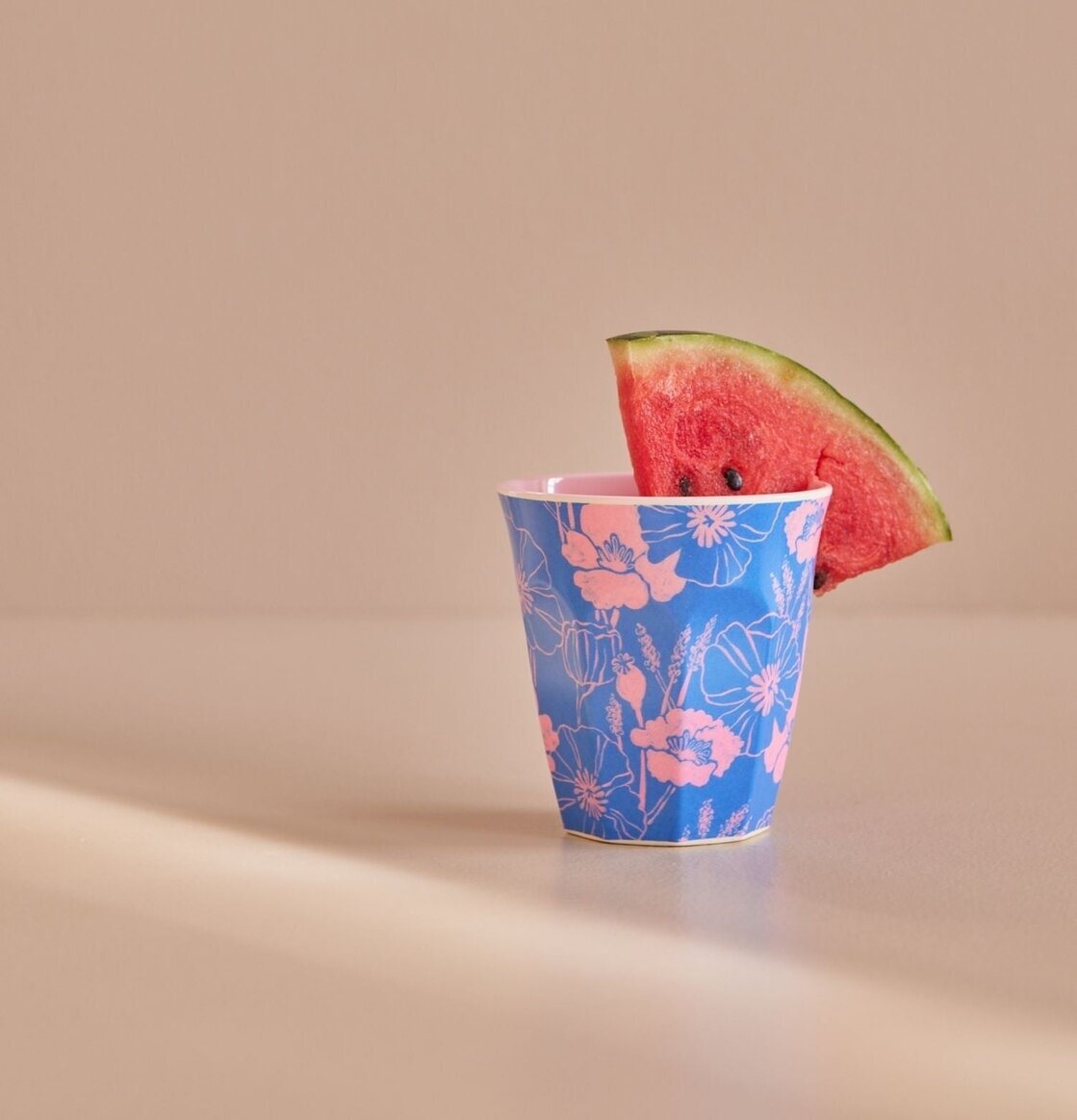 Bild av melaminmugg med blommigt mönster och melon