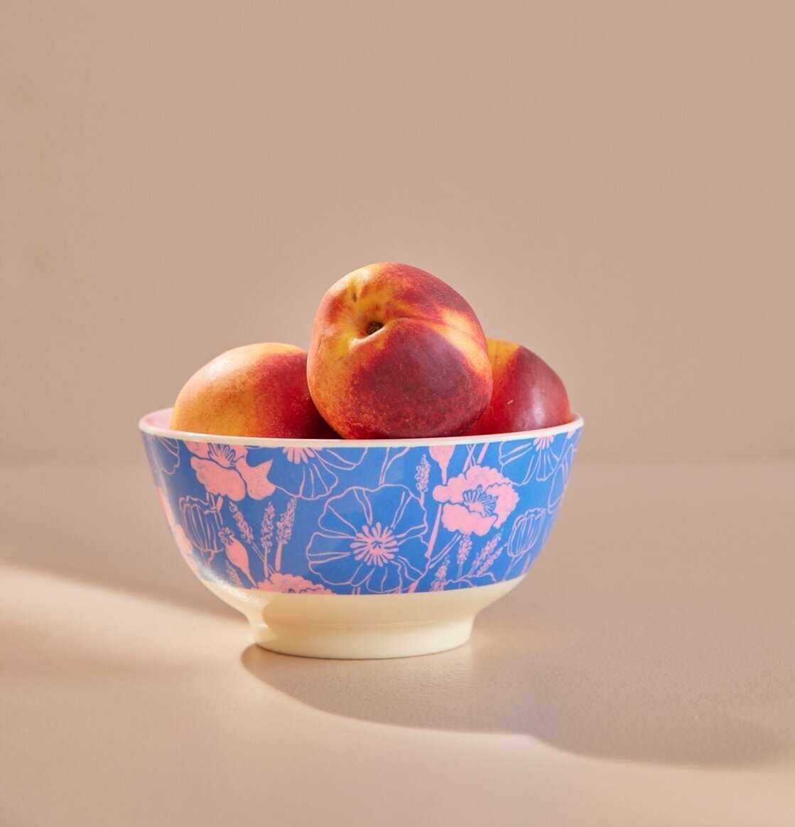 Skål Poppies Love Print från Rice fylld med persikor