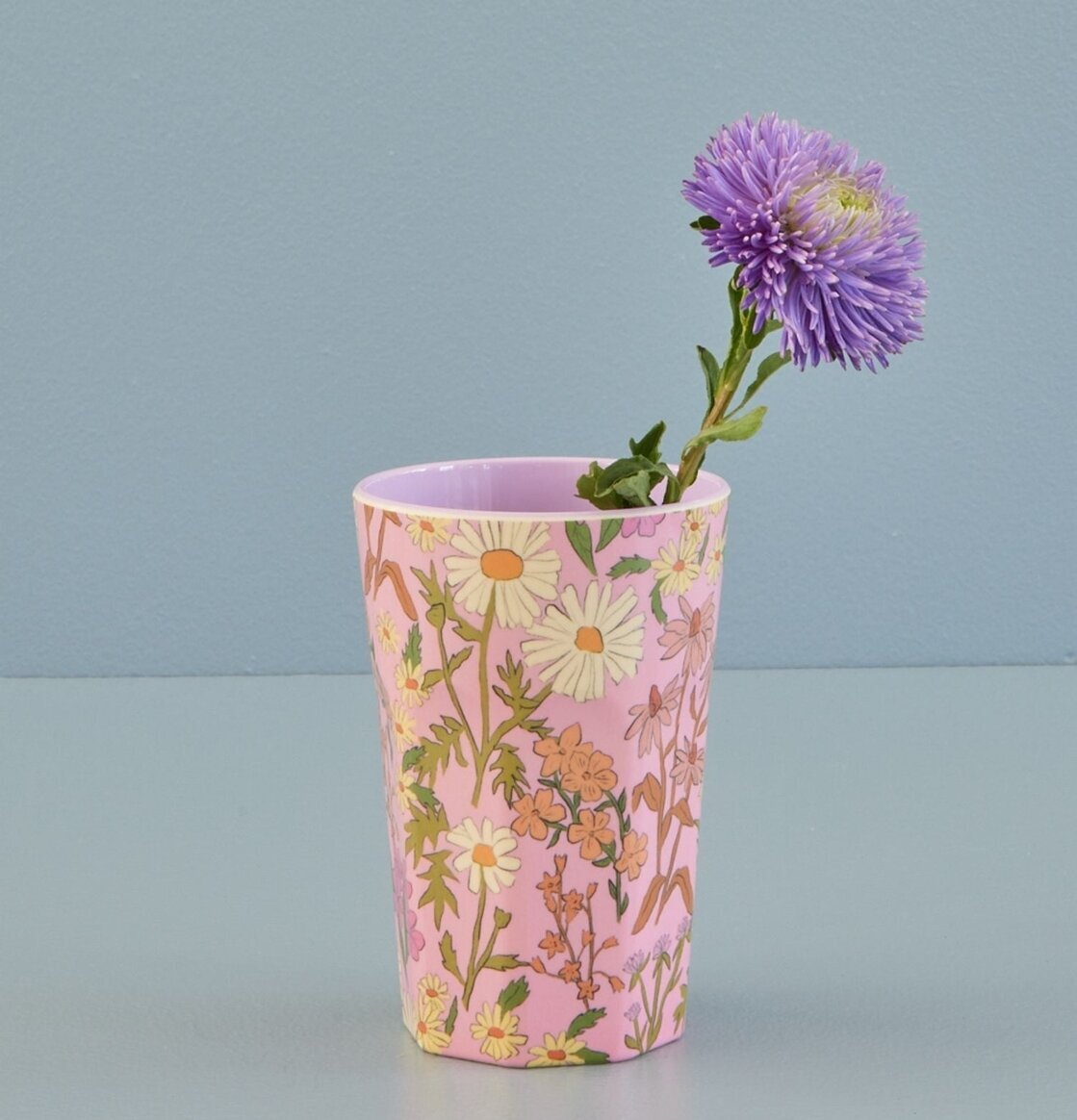 Bild av dekorativ mugg med blommönster och blomma