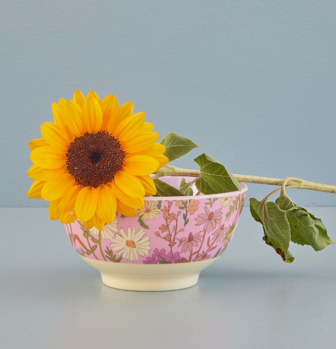 Skål Daisy Dearest Print från Rice med solros i skålen