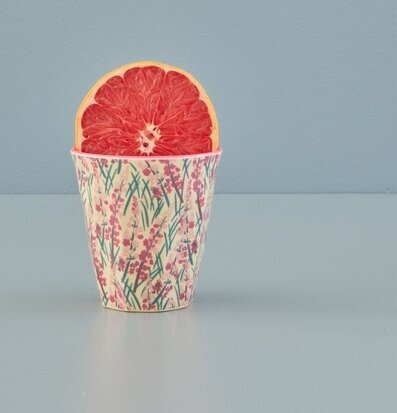 Bild av melaminmugg med blommönster och grapefrukt