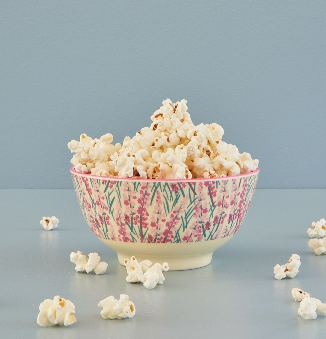 Skål Floral Field Print från Rice fylld med popcorn