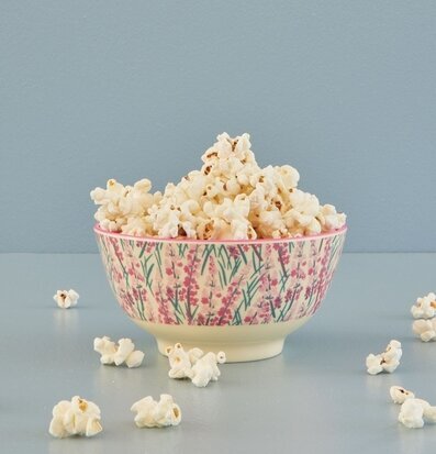 Skål Floral Field Print från Rice fylld med popcorn