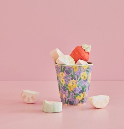 Bild av färgglad mugg med blommor och skumgodis