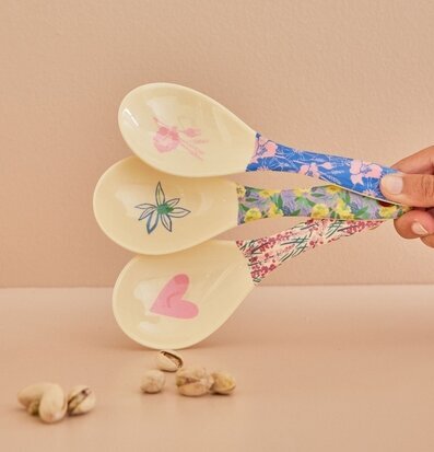 Salladssked - Flower Me Happy från Rice i färgglada mönster