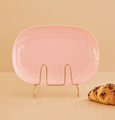Tallrik Large Pink från Rice på metallställ med croissant