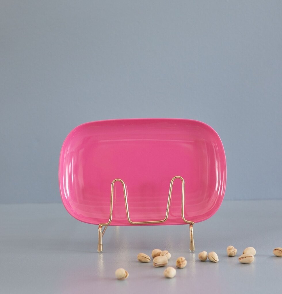 Tallrik Medium Fuchsia från Rice i ett gyllene ställ