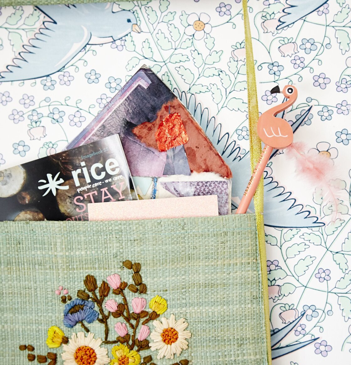 Förvaringsväska Raffia från Rice med blommigt broderi