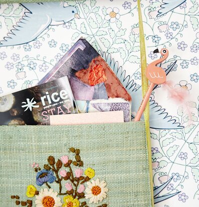 Förvaringsväska Raffia från Rice med blommigt broderi