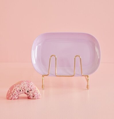 Tallrik Small Lavender från Rice på guldstativ med kaka