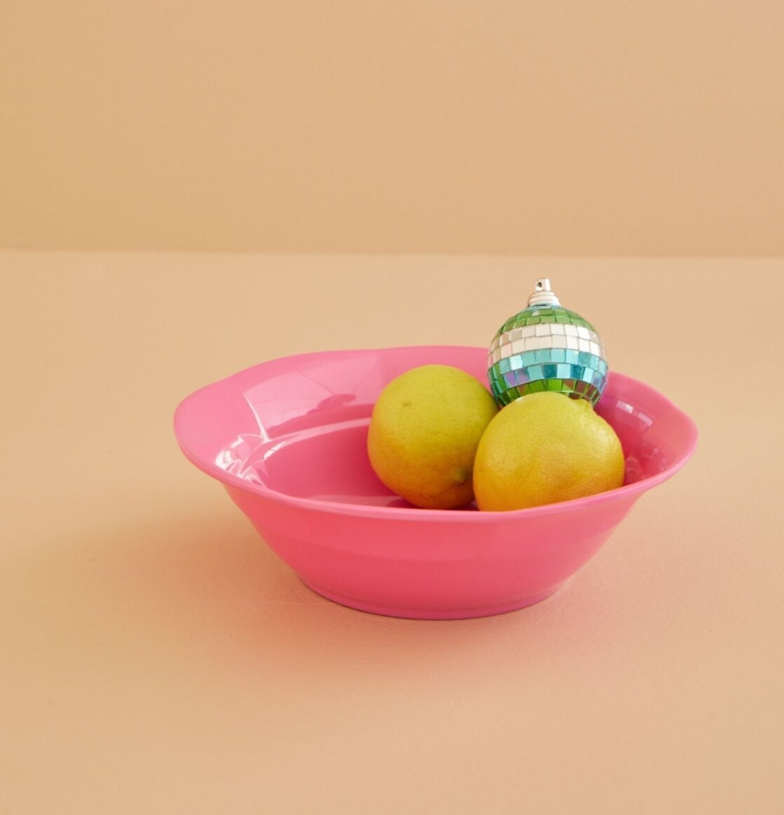 Djup Tallrik Fuchsia från Rice med limefrukter och disco-kula