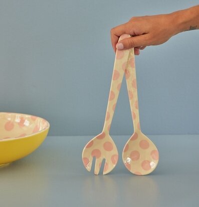 Salladsbestick - Pink Dots från Rice, hållna av en hand